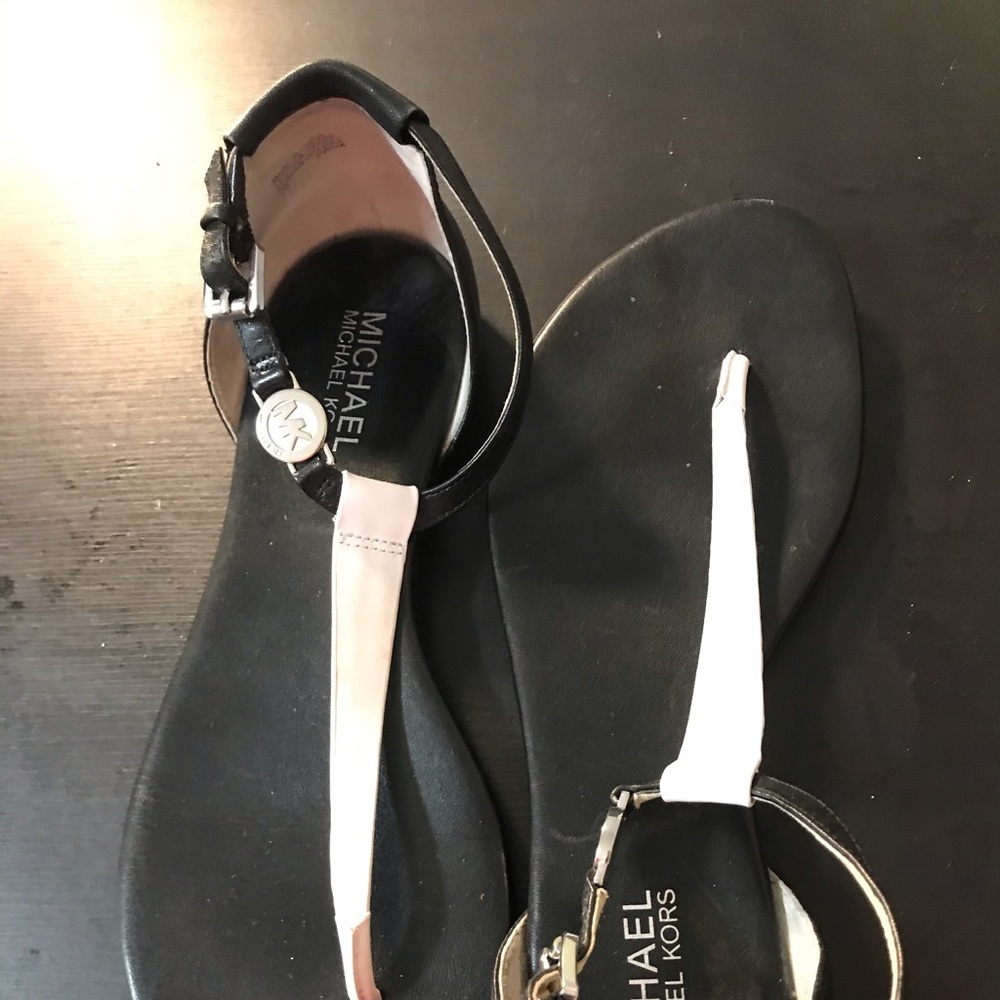 MICHAEL Michael Kors Size 8 Plate Thong White Buckle Up Sandal